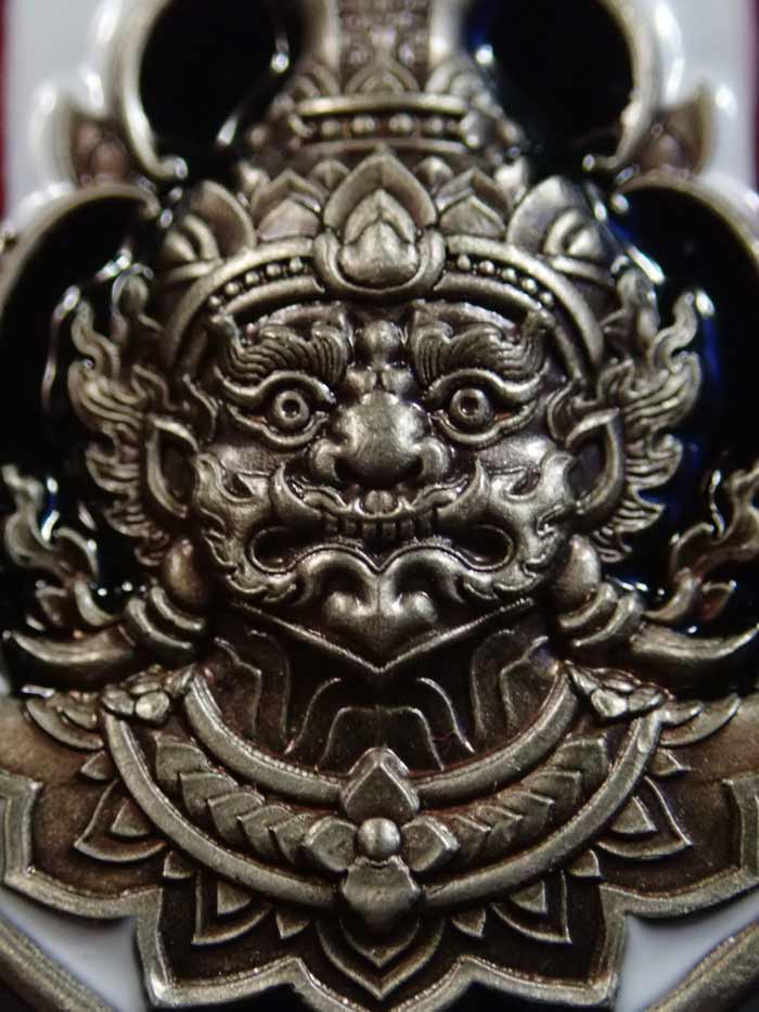 เหรียญท้าวเวสสุวรรณ รุ่นเจ้าสัวมหาเศรษฐี หลวงพ่อพัฒน์ วัดห้วยด้วน จ.นครสวรรค์ ปี 2565 เนื้ออัลปาก้าซาตินลงยาสองหน้า (ด้านหน้าลงยาธงชาติ/ด้านหลังลงยาสีแดง) หมายเลข 146