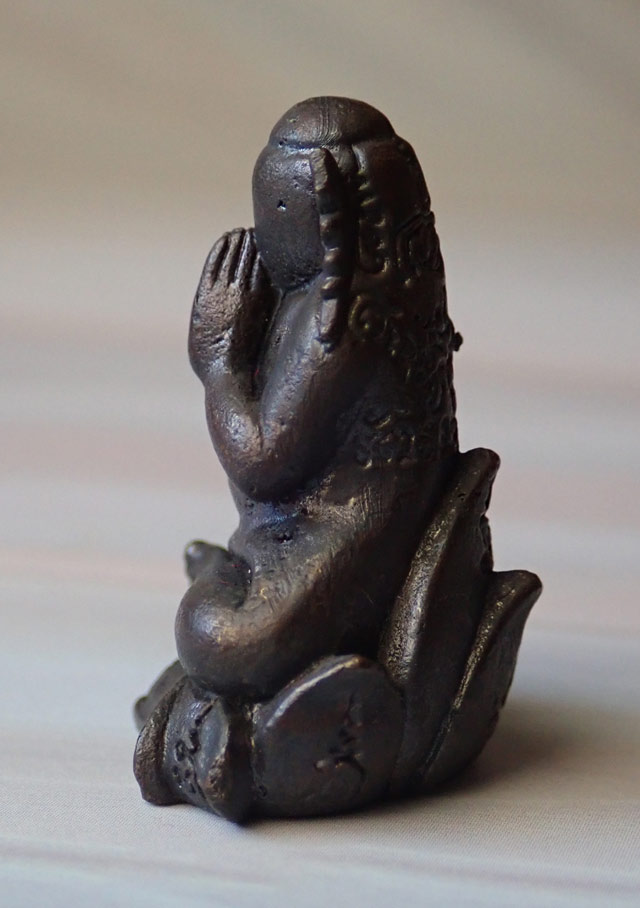 พระปิดตตามหาลาภกลีบบัว พระอาจารย์อุทัย อุทโย วัดวิหารสูง จ.พัทลุง ปี 2557 รุ่นเจริญลาภ เจริญผล เจริญพร เนื้อทองแดงรมดำ หมายเลข 908 (สร้างน้อยเพียง 1500 องค์)