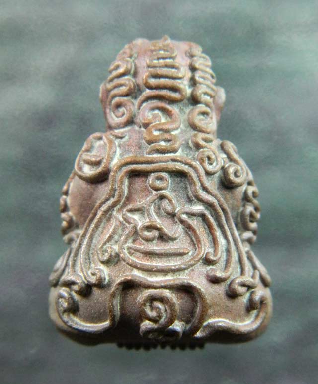 พระปิดตายันต์ยุ่งรวยทันใจ (รุ่นแรก) หลวงปู่แสน ปสันโน วัดหนองจิก จ.ศรีษะเกษ เนื้อมหาชนวน ปี2559