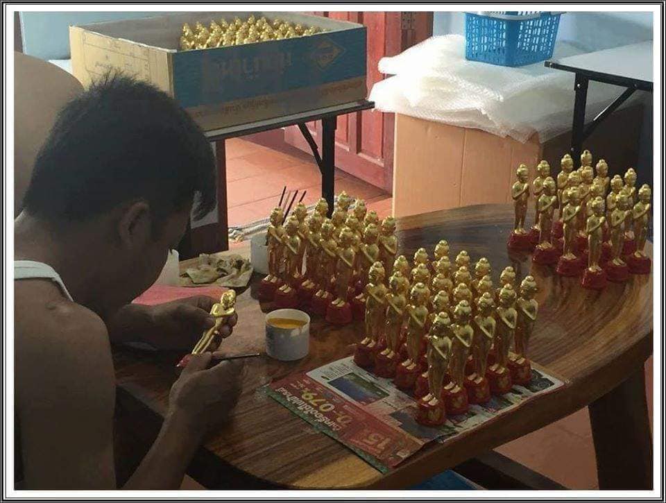 ไอ้ไข่ เด็กวัดเจดีย์ รุ่นที่ระลึกกฐิน ๕๙ องค์บูชาไม้แกะทาทองแท้ ขนาด 6 นิ้ว