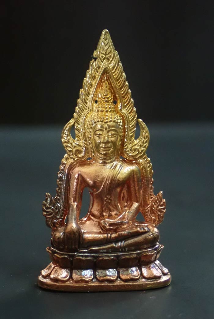 สมเด็จนางพญาเรือนแก้ว รุ่นประวัติศาสตร์ธงชัยจอมราชันย์ วัดนางพญา พิษณุโลก ปี 2563 เนื้อชนวน หมายเลข 9200 ขนาดพระสูง 4 ซ.ม. พร้อมกล่องเดิม