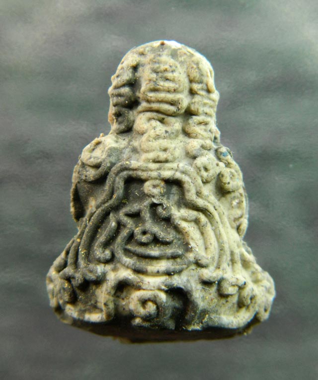 พระปิดตายันต์ยุ่งรวยทันใจ (รุ่นแรก) หลวงปู่แสน ปสันโน วัดหนองจิก จ.ศรีษะเกษ เนื้อผงเหล็กน้ำพี้ผสมงาช้าง