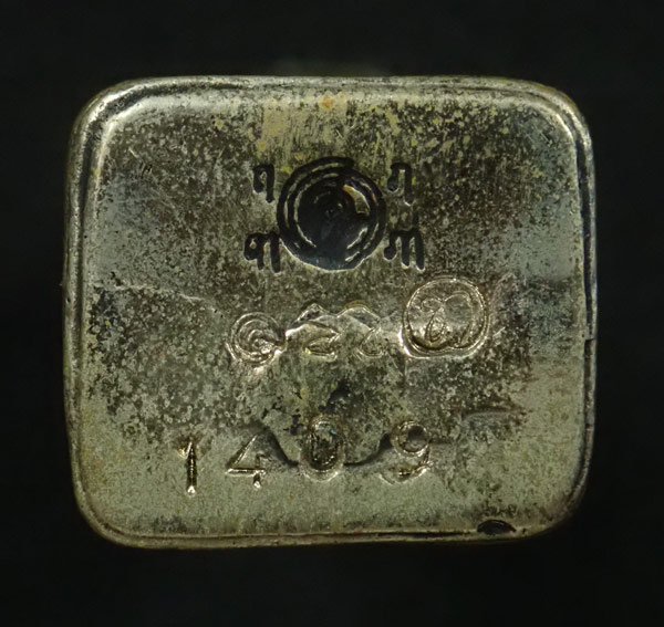 หลวงพ่อทวดพิมพ์ลอยองค์เลขใต้ฐาน (ย้อนยุค) อาจารย์ทอง วัดสำเภาเชย ปี 2551 รุ่นพิทักษ์แผ่นดิน เนื้อทองขาว หมายเลข 1409