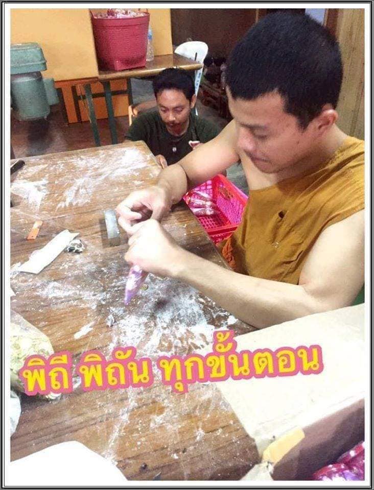 ไอ้ไข่ เด็กวัดเจดีย์ รุ่นที่ระลึกกฐิน ๕๙ องค์บูชาไม้แกะทาทองแท้ ขนาด 6 นิ้ว