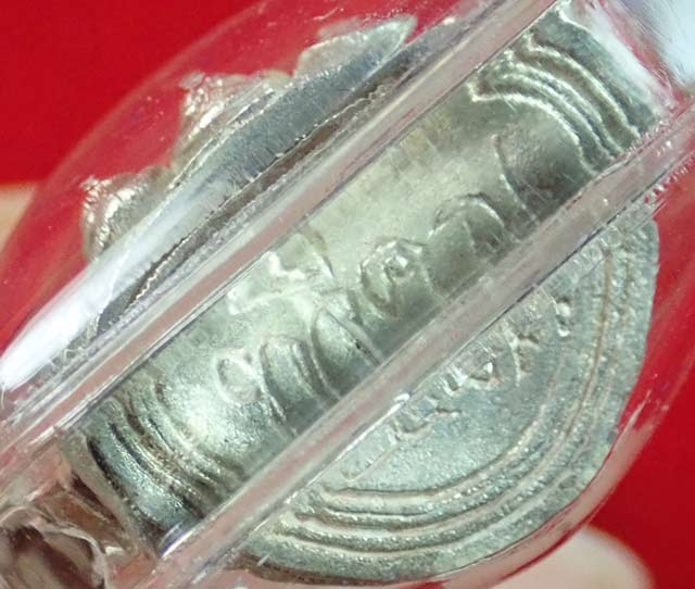 พระกริ่งทวีคูณหลวงพ่อคูณ วัดบ้านไร่ ปี 2537 เนื้อเงิน (กริ่งดัง) หมายเลข 2833 (เลี่ยมกันน้ำ)