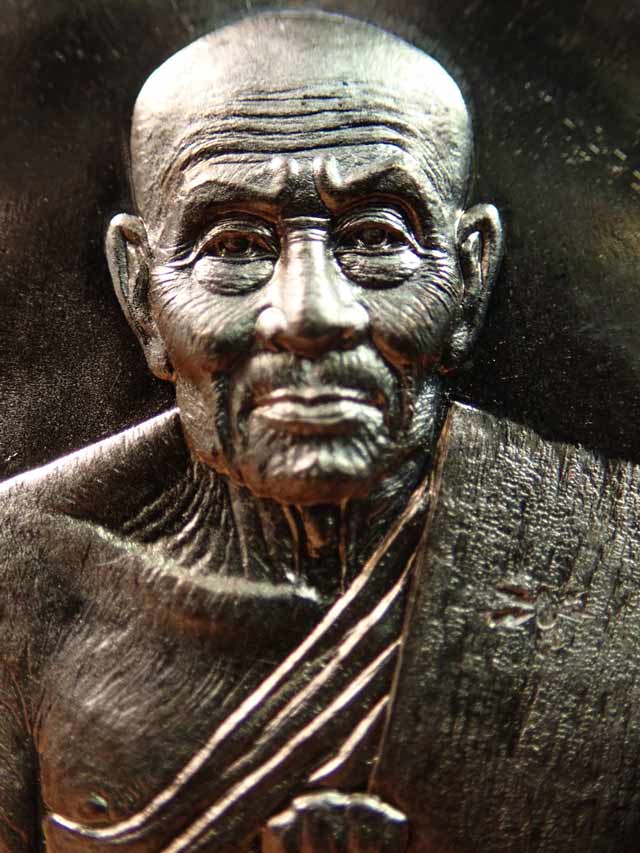 เหรียญรูปไข่หลวงพ่อทวด ปาฏิหาริย์ EOD ปี 2555 เนื้อมหาชนวน (แจกทหาร) หมายเลข 1410 พร้อมกล่องเดิม