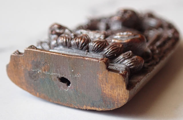 รูปหล่อเตารีด (ลายกนกคชสาร) หลวงพ่อทวด พ่อท่านเขียว วัดห้วยเงาะ ปัตตานี รุ่นกลันตัน54 ปี 2554 เนื้อทองแดงมันปู (สูงประมาณ 3.4 ซ.ม.)