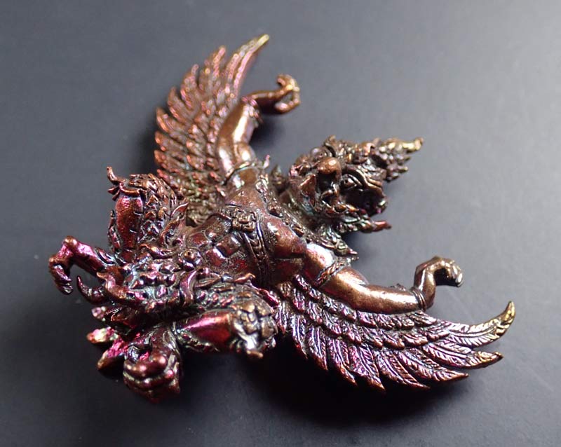 * ผิวรุ้งองค์จริงสวยมาก * พญาครุฑ รุ่นรับทรัพย์88 พ่อท่านเขียว วัดห้วยเงาะ ปัตตานี ปี 2560 เนื้อทองแดงผิวรุ้ง หมายเลข 1702