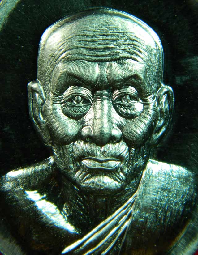 เหรียญหน้าอรหันต์ (หน้าแก่) หลวงพ่อทวด รุ่นนิรันตราย77 ที่ระลึกงานบุญสุขในหัวใจ ปี2556 เนื้อตะกั่วหลังแบบ แจกกรรมการ (สร้างเพียง 199 เหรียญ) หมายเลข 173