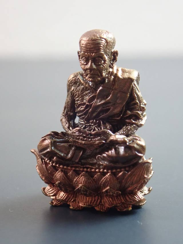 รูปหล่อลอยองค์พุทธศิลป์หลวงพ่อทวด ฐานบัว 4 ชั้น รุ่นปาฎิหาริย์สองโพธิสัตว์ เนื้อชนวนรวมใจ (สรา้งเพียง 299 องค์) ขนาดสูง 1.2 นิ้ว