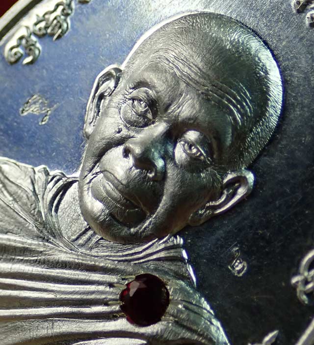 *หมายเลขสวย เลข 2* เหรียญหลวงพ่อคูณ (จีวรห่มคุลม) วัดบ้านไร่ ปี2557 รุ่นไพรีพินาศ เนื้อเงินฝังทับทิม หมายเลข 2