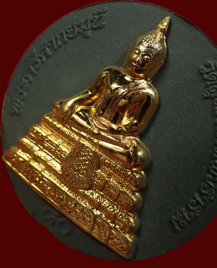 พระศรีศากยมุนี รุ่นพระเสาชิงช้า กรุงเทพมหานคร ปี 2550 เนื้อผงดำหน้ากากทองทิพย์