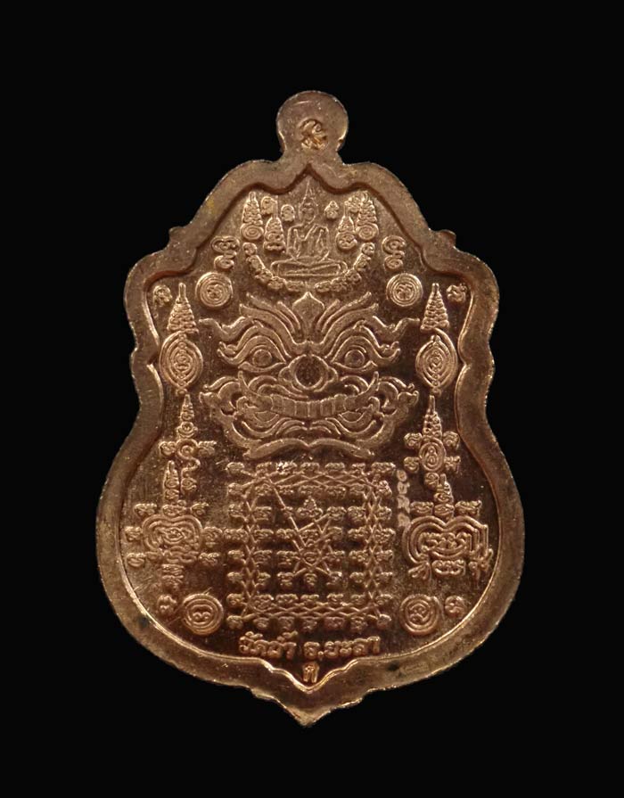 เหรียญท้าวเวสสุวรรณ รุ่นโชคดี วัดถ้ำยะลา ปี 2561 พิมพ์เล็ก ขนาดพระสูง 2.5 ซ.ม. เนื้อทองแดงลงยาพื้นขาวขอบแดง พร้อมกล่องเดิม