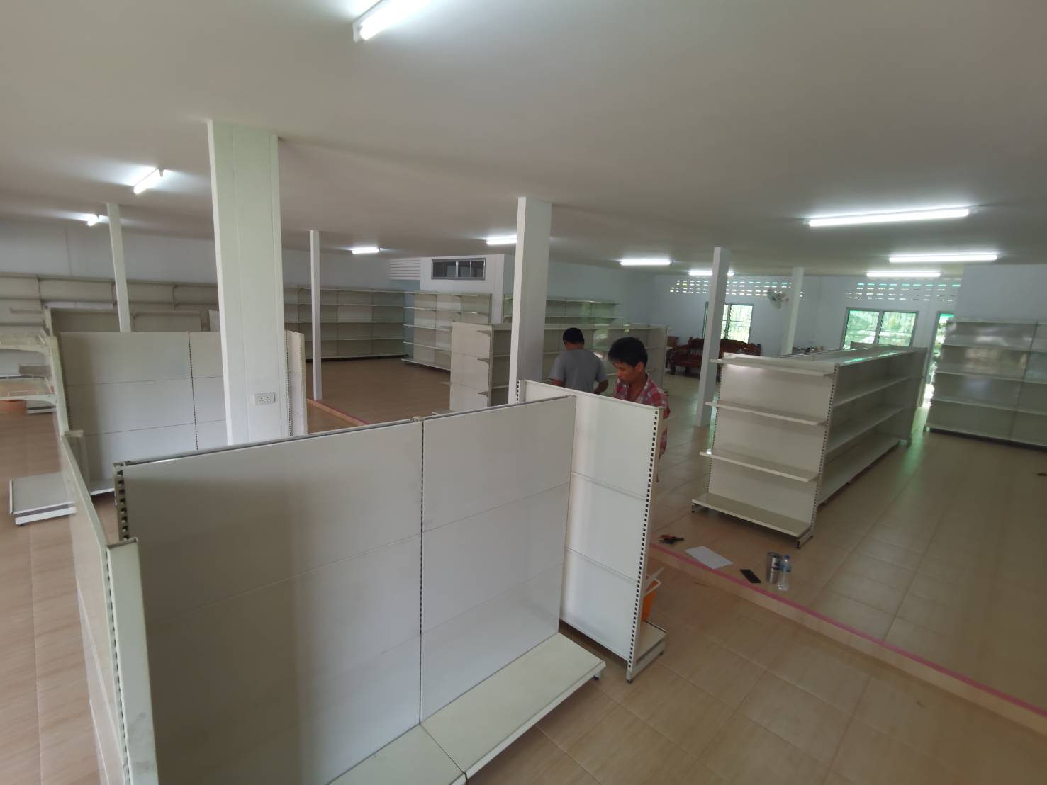 ลงชั้นวางสินค้าเพื่อเตรียมเปิดร้านสังฆภัณฑ์จำนวน 60 ชุด