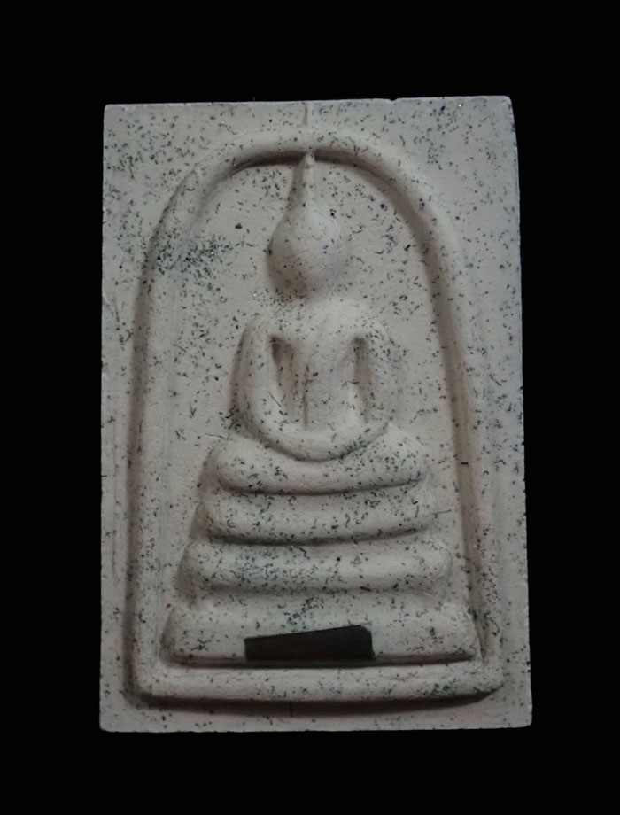 พระสมเด็จพิมพ์ใหญ่เกศทะลุซุ้ม เนื้อผงตะกรุด โรยพลอย (รุ่นแรก) ที่ระลึกฉลองเลื่อนสมศักดิ์พระอาจารย์สัญญา วัดกลางบางแก้ว นครปฐม ปี2557