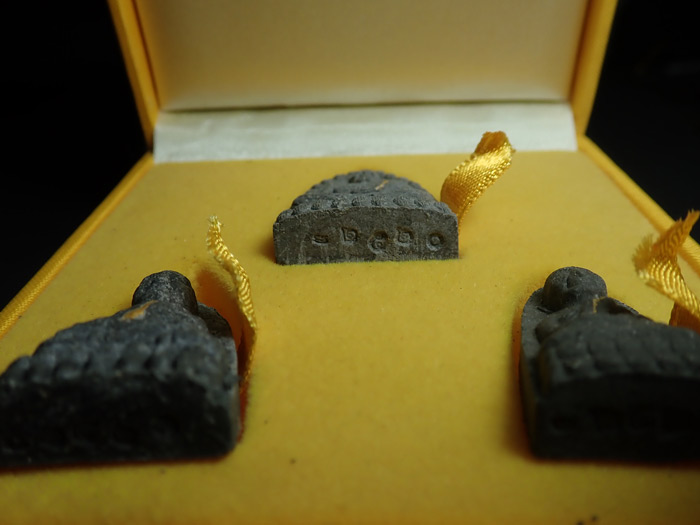 ชุดหลวงพ่อทวด วัดช้างให้ เนื้อว่าน 3 องค์ (สังฆาฏิฝังตะกรุดทองคำ) ปี 2541 รุ่นพุทธคุณกุญชร (อาจารย์นอง วัดทรายขาว จ.ปัตตานี ปลุกเสก)