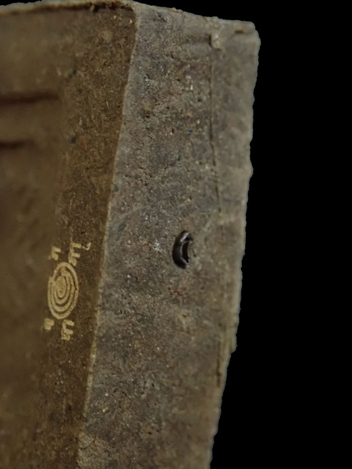 หลวงพ่อทวดเนื้อว่านดินกากยายักษ์ พิมพ์กลักไม้ขีดฝังตะกรุดเงิน (หลังตราแผ่นดิน) อาจารย์ทอง วัดสำเภาเชย ปี 2551 รุ่นพิทักษ์แผ่นดิน