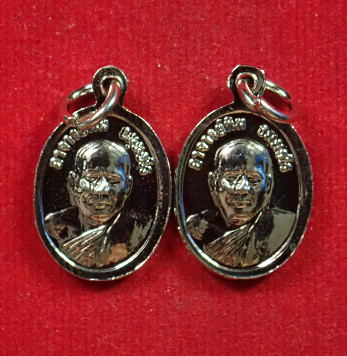 *2 องค์* เหรียญเม็ดแตง (ใหญ่) หลวงพ่อทวดหลังอาจารย์ทิม พระประจำปีวัดช้างให้ ปัตตานี (ไม่ทราบปี) เนื้อทองแดงชุบนิเกิ้ล (จำนวน 2 องค์) พร้อมซองวัด