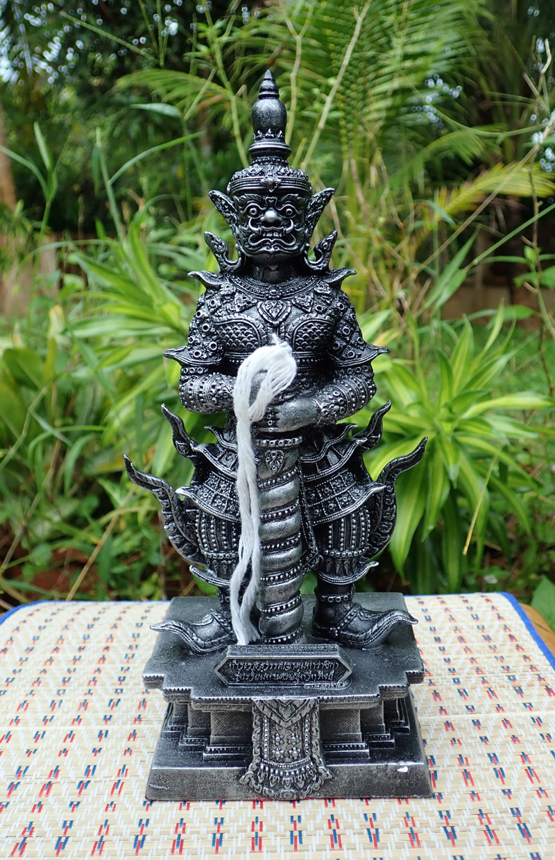 พระบูชาท้าวเวสสุวรรณ 9 นิ้ว รุ่นรวยมหาเศรษฐีทวีทรัพย์ หลวงพ่อพัฒน์ วัดห้วยด้วน จ.นครสวรรค์ ปี 2565 เนื้อแร่เหล็กน้ำพี้ (แม่เหล็กดูดติด) องค์บอร์นพรีเมี่ยม หมายเลข 4562