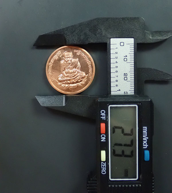 ชื่อเป็นมงคล* เหรียญโชคดีหลวงพ่อทวด วัดช้างให้ ปี 2562 พ่อท่านเขียว วัดห้วยเงาะ ปลุกเสก เพื่อช่วยงานกฐินจันทบุรี เนื้อทองแดงผิวไฟ (ตอกโค๊ต)