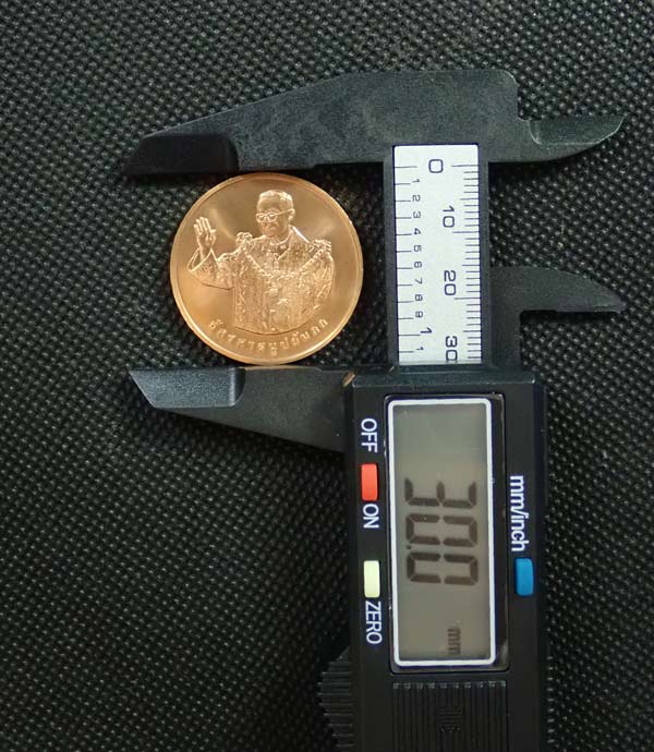 เหรียญทรงยินดี ในหลวง ร.9 เนื้อทองแดงขัดเงา ได้รับพระบรมราชานุญาตให้จัดสร้างขึ้นในปี พ.ศ.2549 ออกแบบและผลิตโดยสำนักกษาปณ์ กรมธนารักษ์ กระทรวงการคลัง พร้อมซองเดิม