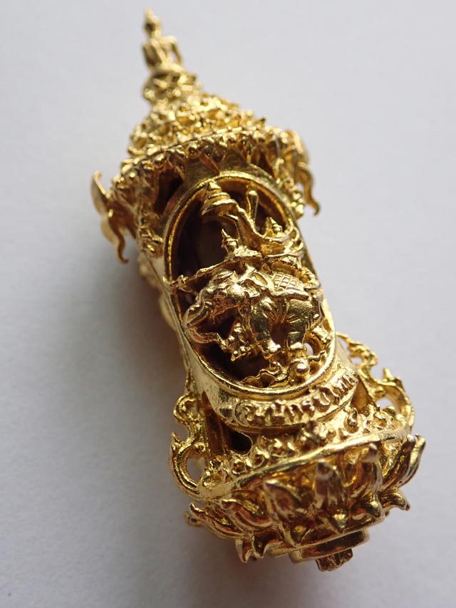 งานฉลุตะกรุด รุ่นนักรบไทย อาจารย์ปกรณ์ วัดถ้ำผาแด่น จ.สกลนคร ปลายยอดเป็น "พระยอดภูผาแด่น" ด้านหน้าเป็น "พระพุทธชินราชและหลวงปู่ทวด" ด้านหลัง "สมเด็จพระนเรศวรทรงช้างยุทธหัตถี" สูง 4.5 ซม.