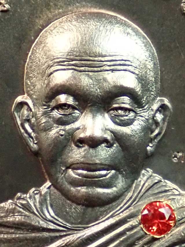 เหรียญหลวงพ่อคูณ (จีวรห่มคุลม) วัดบ้านไร่ ปี2557 รุ่นไพรีพินาศ เนื้อนวะโลหะฝังทับทิม หมายเลข 3119