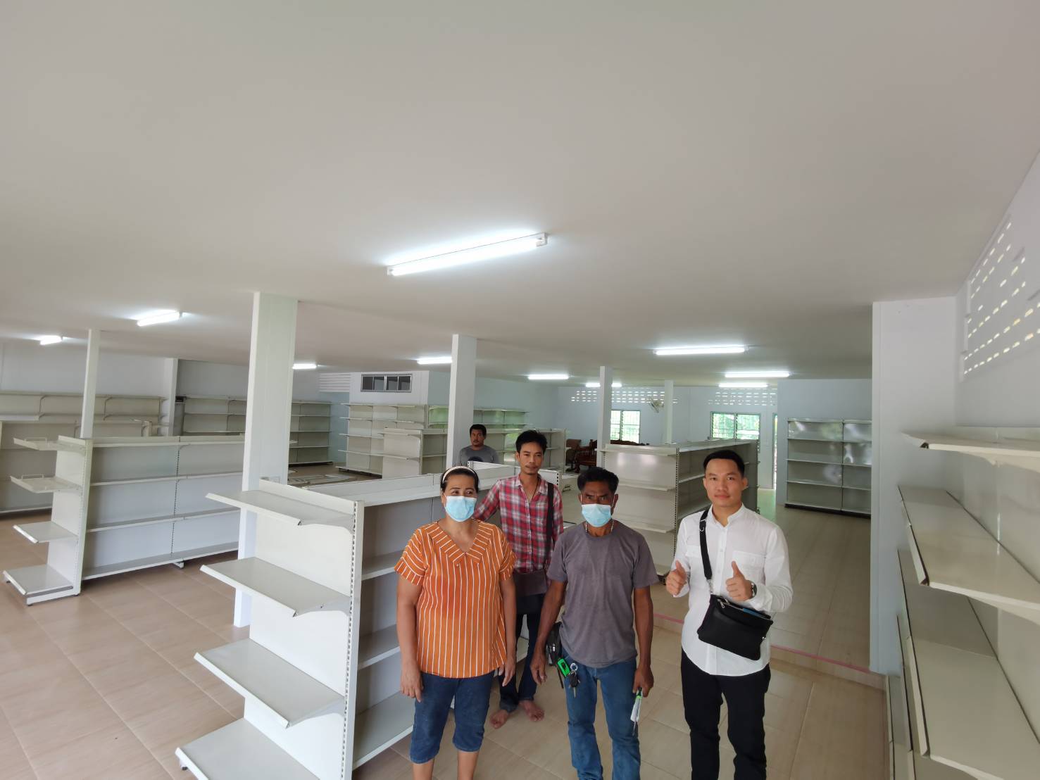 ลงชั้นวางสินค้าเพื่อเตรียมเปิดร้านสังฆภัณฑ์จำนวน 60 ชุด