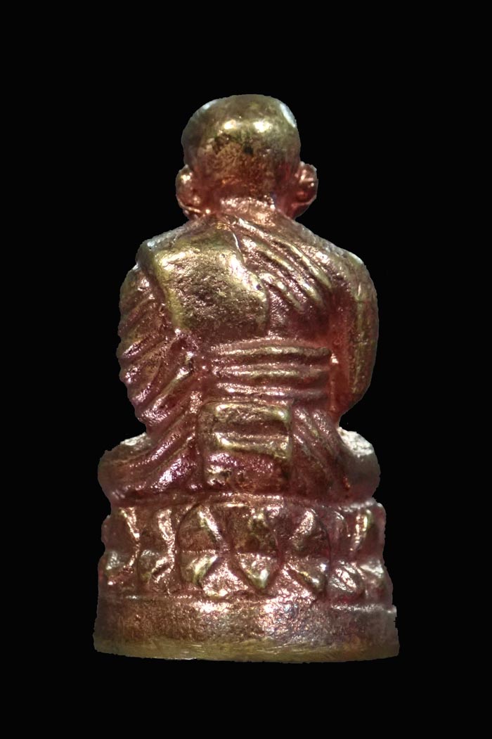 รูปหล่อลอยองค์หลวงปู่ทวด พิมพ์บัวรอบ วัดทรายขาว ปัตตานี รุ่นนิรันตราย ปี 2558 เนื้อสำริดขัดยาแดง หมายเลข 491 พระสูงประมาณ 3.2 ซม. สามารถตั้งบูชาหน้ารถได้ครับ