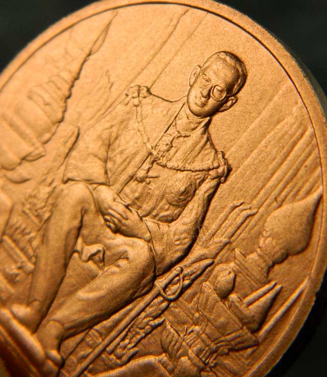 เหรียญพระบาทสมเด็จพระปรมินทรมหาภูมิพลอดุลยเดช บรมนาถบพิตร ทรงนั่งบัลลังก์ ที่ระลึกพระราชพิธีมหามงคลเฉลิมพระชนมพรรษา80พรรษา 5 ธันวาคม 2550