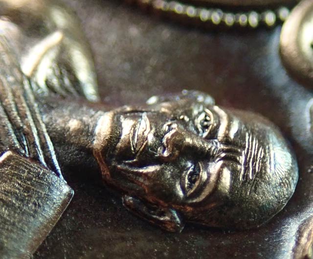 เหรียญเสมา EOD หลวงพ่อคูณ วัดบ้านไร่ รุ่นปาฏิหาริย์ EOD ปี 2556 เนื้อมหาชนวน (แจกทหาร) หมายเลข 301 สร้าง 999 เหรียญ พร้อมกล่องเดิม