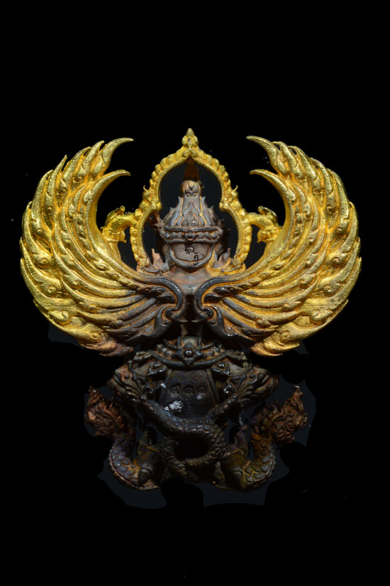 พญาครุฑหยุดนาค รุ่นแรก พ.ศ.2561 เนื้อชนวนหน้าทอง หลวงพ่อชม วัดโปรดสัตว์ จังหวัดอยุธยา