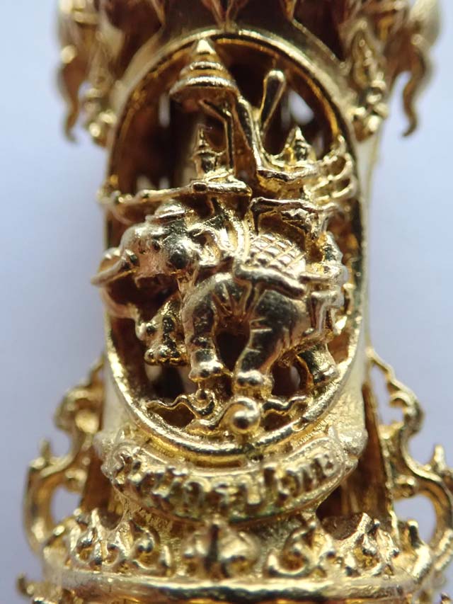 งานฉลุตะกรุด รุ่นนักรบไทย อาจารย์ปกรณ์ วัดถ้ำผาแด่น จ.สกลนคร ปลายยอดเป็น "พระยอดภูผาแด่น" ด้านหน้าเป็น "พระพุทธชินราชและหลวงปู่ทวด" ด้านหลัง "สมเด็จพระนเรศวรทรงช้างยุทธหัตถี" สูง 4.5 ซม.