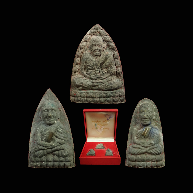 ชุดหลวงพ่อทวด วัดช้างให้ เนื้อว่าน 3 องค์ (สังฆาฏิฝังตะกรุดเงิน) ปี 2541 รุ่นพุทธคุณกุญชร (อาจารย์นอง วัดทรายขาว จ.ปัตตานี ปลุกเสก) พร้อมกล่องเดิม