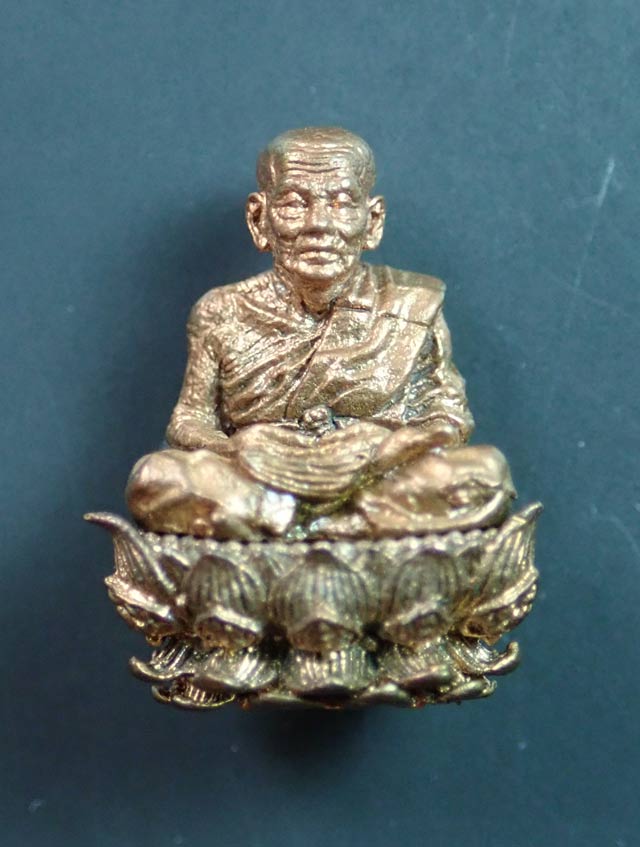 รูปหล่อลอยองค์พุทธศิลป์หลวงพ่อทวด ฐานบัว 4 ชั้น รุ่นปาฎิหาริย์สองโพธิสัตว์ เนื้อชนวนรวมใจ หมายเลข 122 ขนาดสูง 1.2 ซ.ม. พร้อมกล่องและการ์ดประจำองค์พระ