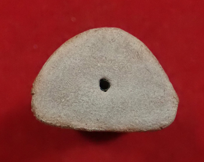 รูปเหมือนลอยองค์อาจารย์นอง วัดทรายขาว ปัตตานี รุ่นอายุ 80 ปี เนื้อผงว่าน (สบู่เลือด) ฝังตะกรุดนารายณ์แปลงรูป ปี 2541