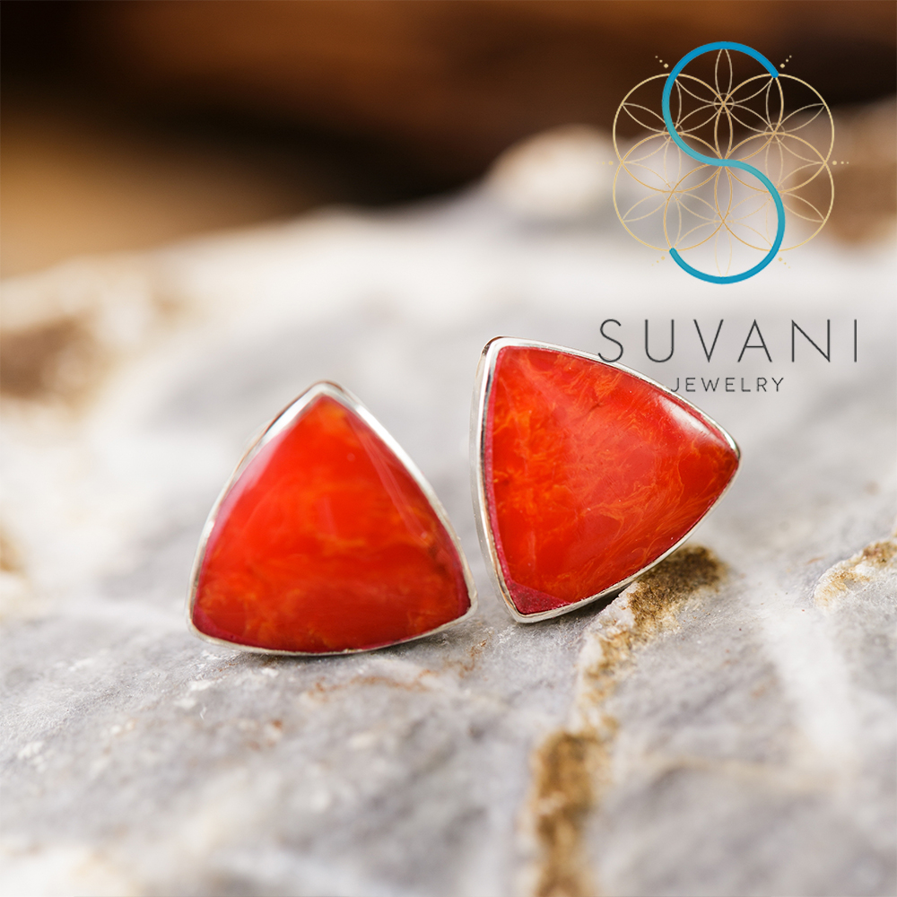 SUVANI เงินแท้ 92.5% ต่างหูประการังสีแดง ทรงสามเหลี่ยม ต่างหูปักก้าน เครื่องประดับเงินแท้