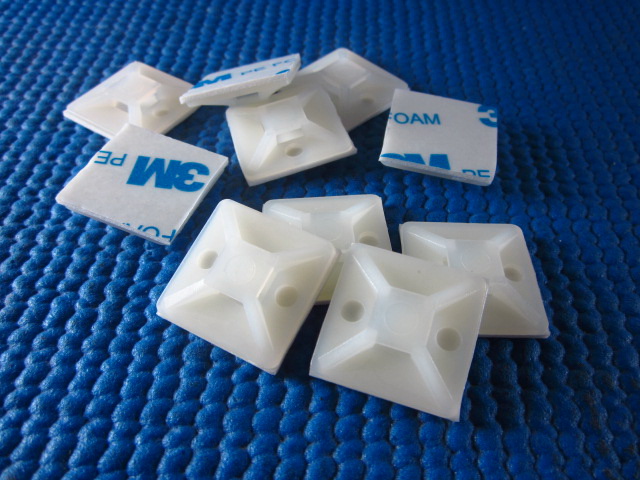 ที่รัดสายติดผนัง แบบเหลี่ยม ขนาด2.0 cm. สีขาว เทปกาว 3M