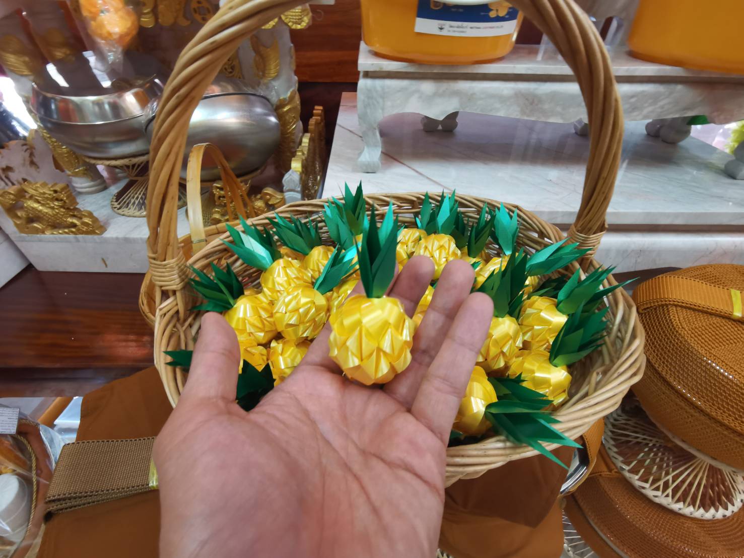 เหรียญโปรยทานผลไม้