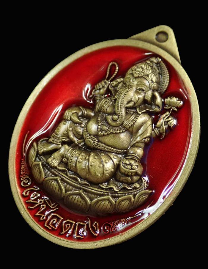 เหรียญพระพิฆเนศปางเสวยสุข รุ่นเหนือดวง หลวงปู่ศิลา สิริจันโท เมตตาอธิฐานจิต ปลุกเสก 4 วาระ 4 เกจิ เนื้อชนวนลงยาสีแดง หมายเลข 115 พร้อมกล่องเดิม