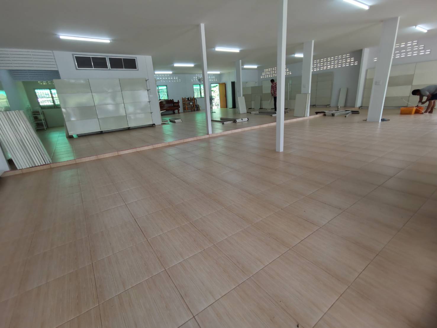 ลงชั้นวางสินค้าเพื่อเตรียมเปิดร้านสังฆภัณฑ์จำนวน 60 ชุด