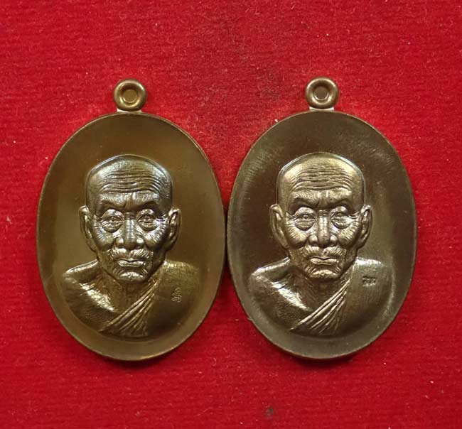 เหรียญหน้าอรหันต์ (หน้าแก่) หลวงพ่อทวด รุ่นนิรันตราย77 ที่ระลึกงานบุญสุขในหัวใจ ปี2556 เนื้อมหาชนวน (พิมพ์ใหญ่) จำนวน 2 องค์ หมายเลข 2318 และ หมายเลข 4823