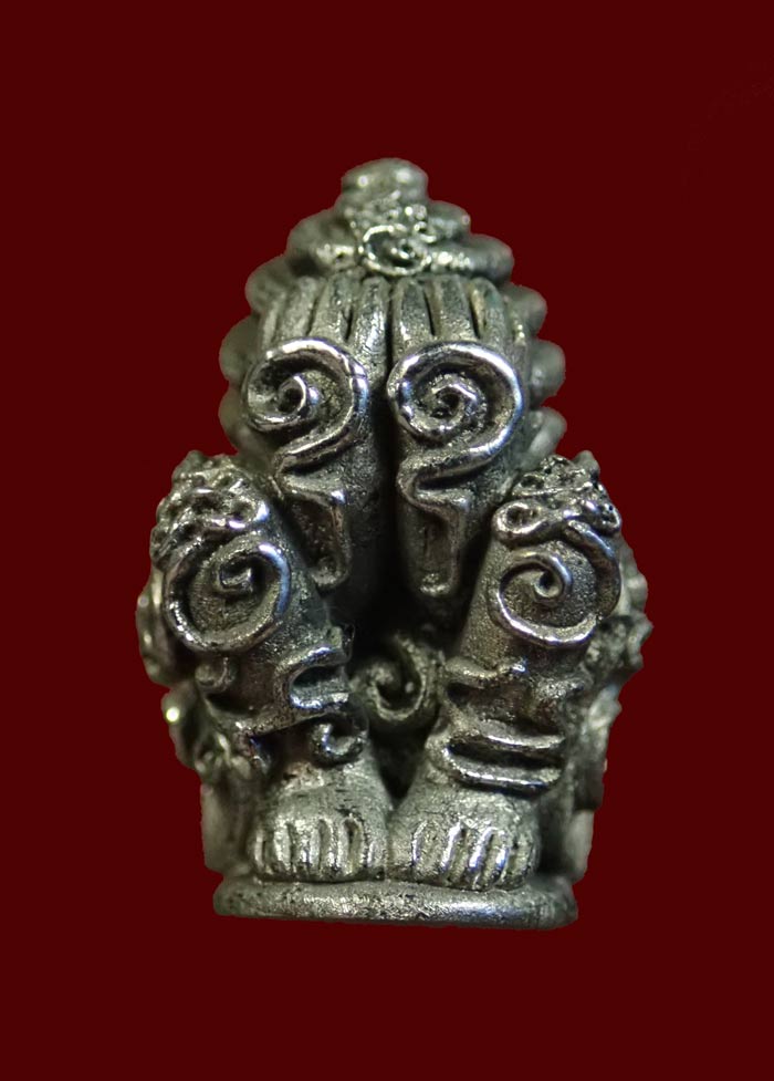 พระปิดตาในครรภ์ พ่อท่านเขียว วัดห้วยเงาะ ปัตตานี พ่อท่านเขียวอุปถัมภ์ (กลันตัน54) ปี 2554 เนื้อปัญจะโลหะผิวพรายเงิน หมายเลข 152