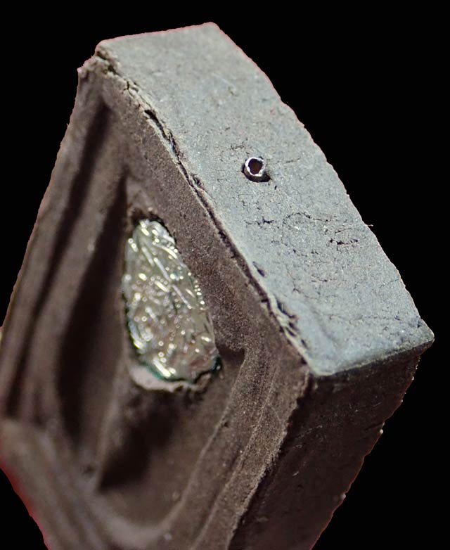 หลวงพ่อทวดเนื้อว่านดินกากยายักษ์ พิมพ์กลักไม้ขีดฝังตะกรุดเงิน (หลังตราแผ่นดิน) อาจารย์ทอง วัดสำเภาเชย ปี 2551 รุ่นพิทักษ์แผ่นดิน