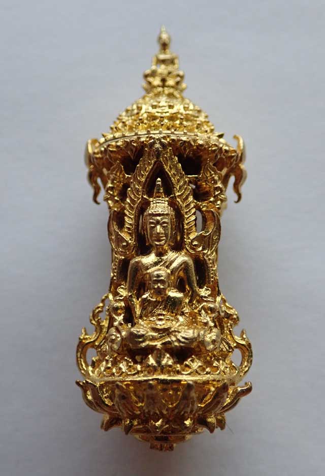 งานฉลุตะกรุด รุ่นนักรบไทย อาจารย์ปกรณ์ วัดถ้ำผาแด่น จ.สกลนคร ปลายยอดเป็น "พระยอดภูผาแด่น" ด้านหน้าเป็น "พระพุทธชินราชและหลวงปู่ทวด" ด้านหลัง "สมเด็จพระนเรศวรทรงช้างยุทธหัตถี" สูง 4.5 ซม.