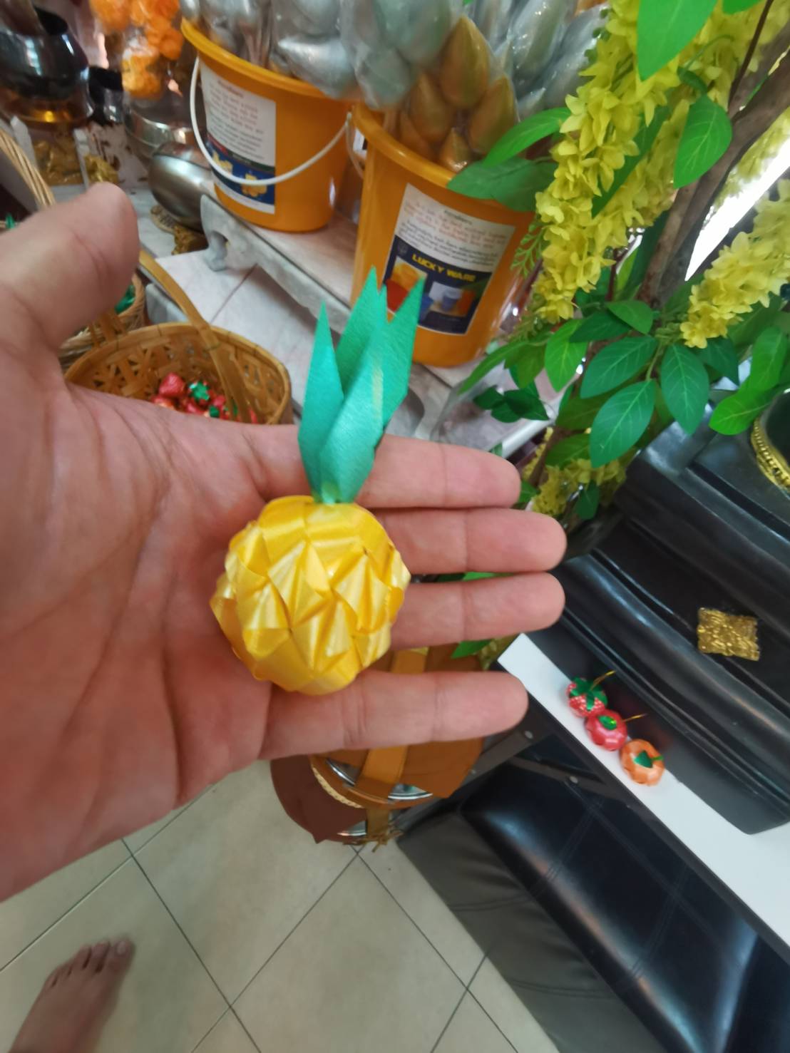 เหรียญโปรยทานผลไม้