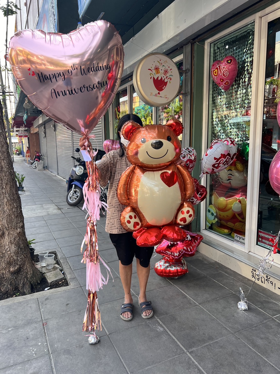 ช่อดอกไม้บอลลูนวาเลนไทน์ Valentine's balloon ราคาเริ่มต้น สั่งทางไลน์