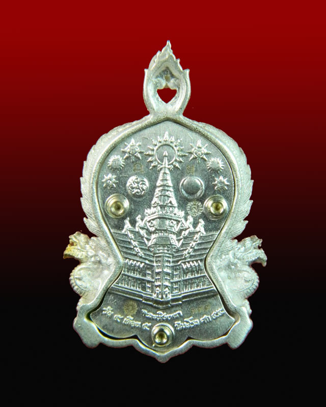 * เลขตอง 333 * เหรียญฉลุ 3 ชิ้นหลวงพ่อโสธร จ.ฉะเชิงเทรา รุ่นเจริญพร ปี 2555 เนื้อเงินลงยาสีแดงฝังเพชร พิมพ์เล็ก หมายเลข ๓๓๓