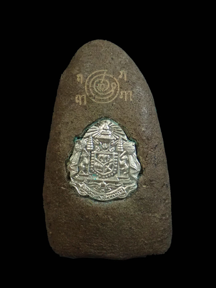 หลวงพ่อทวดเนื้อว่านดินกากยายักษ์ พิมพ์ใหญ่ A ฝังตะกรุดเงิน (หลังตราแผ่นดิน) อาจารย์ทอง วัดสำเภาเชย รุ่นพิทักษ์แผ่นดิน ปี 2551