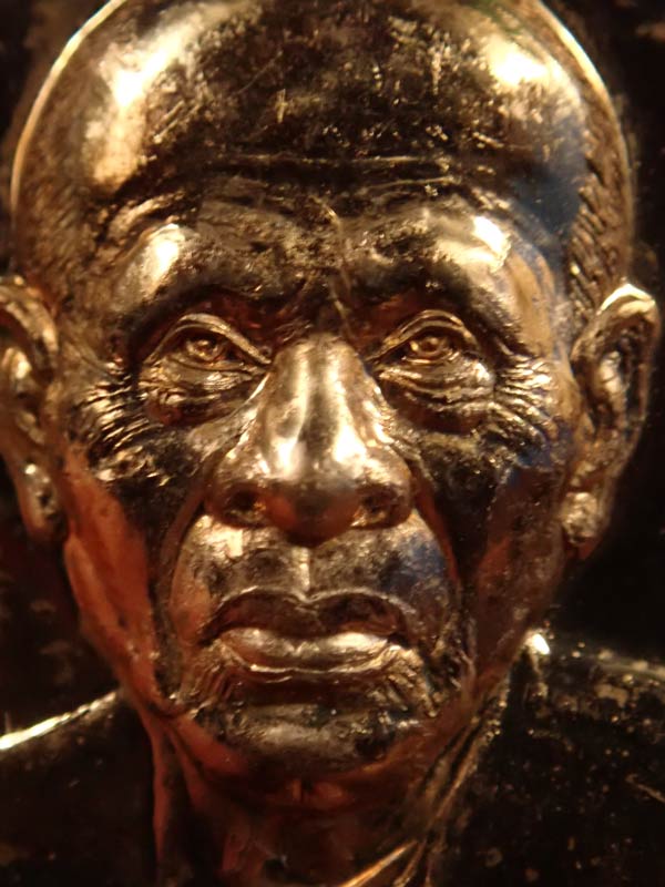 เหรียญหลวงปู่แผ้ว ปวโร วัดรางหมัน จ.นครปฐม รุ่นพิเศษลายพระหัตถ์ (เราสู้) ปี 2555 เนื้อทองแดงผิวไฟ